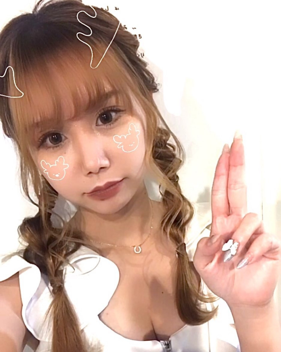 .
.
インスタとか宣伝の仕方が
本当に下手らしいので
頑張りたいと思います🥺笑
でもどうやってやればいいんだ！
写真うつりが悪いせいで写真苦手で
自撮りも下手だしやり方分からぬ^_^;
にゃっ🥺
今日は土曜日！出勤しております！
.
.
#お店なう #出勤 
#ニュークラブ #ニュークラ嬢 
#rymansbar #すすきのキャバ嬢 
#すすきの #キャバクラ #キャバ嬢 
#すすきのニュークラブ #ヘアメイク 
#ドレス #セルフィ #自撮り #selfie 
#夜職 #instagood #inst