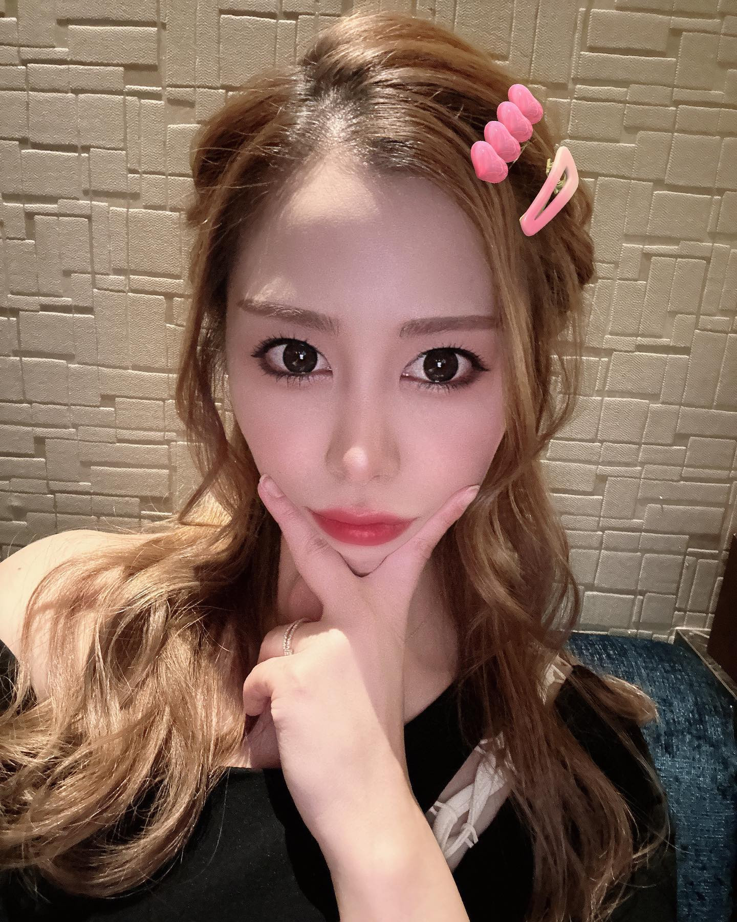 なんかこのヘアピン馴染みすぎてて本物だと思われそうだけど、アプリです🤣www

@helena_hibikigroup 

　

#クラブヘレナ #ヘレナ #響グループ #水沢愛美 #札幌 #すすきの #北海道 #ニュークラブ #ニュークラ嬢 #すすきのニュークラ #ラウンジ #ラウンジ嬢 #キャバクラ #キャバ嬢 #ホステス #道産子 #美女スタグラム #求人 #自撮り #ヘアアレンジ #キャバキャバ #hokkaido #sapporo #susukino #helena #hibikigroup #