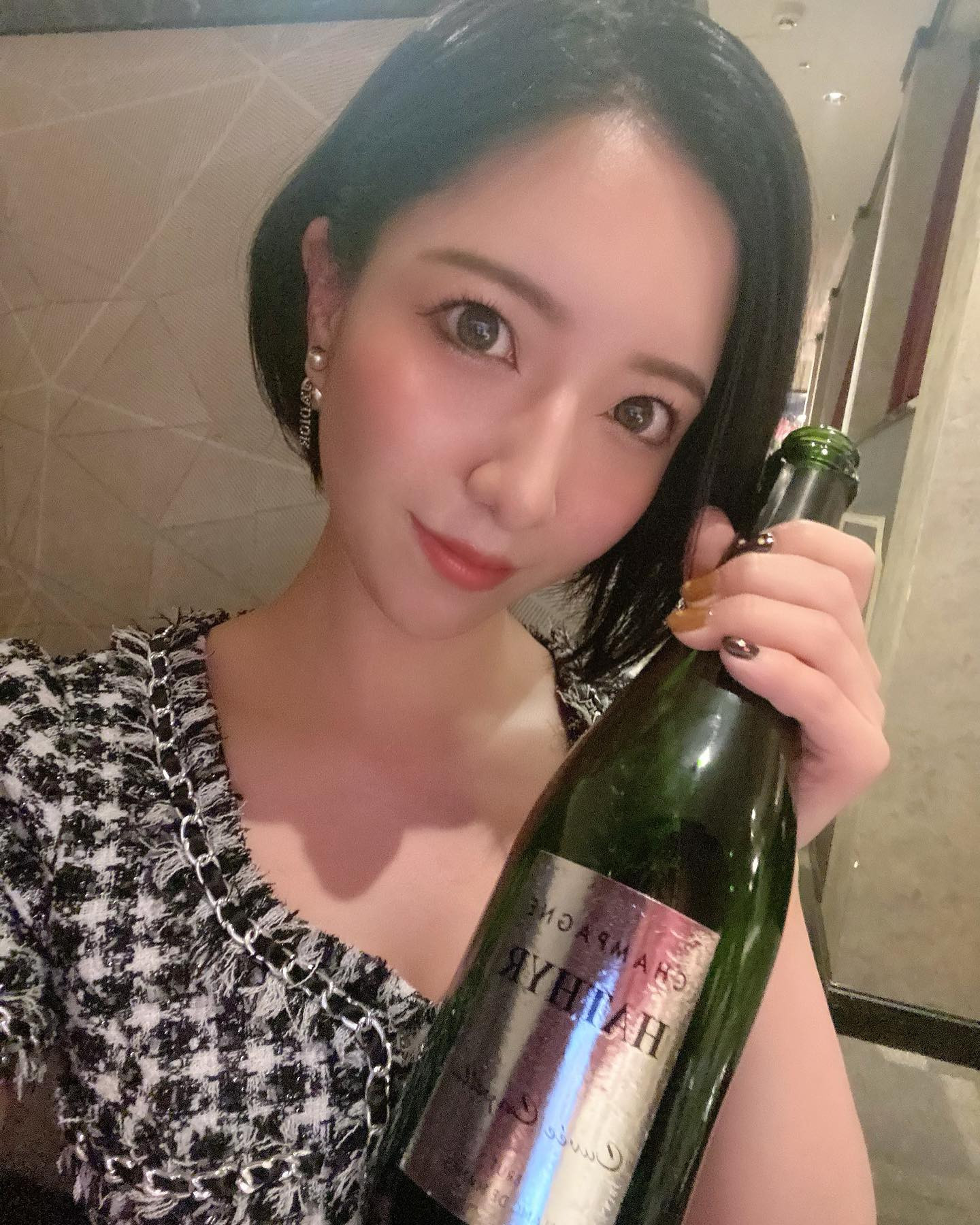 、
マネージャーの誕生日
お祝いシャンパン🥂
、
私だけじゃなくてお店の人達に
良くしてくれるの嬉しいし感謝🙇🏻‍♀️✨

#ヘレナ#響グループ#百瀬るあ
#札幌#すすきの#北海道#ニュークラブ#ニュークラ嬢
#すすきのニュークラ#ラウンジ#ラウンジ嬢#キャバクラ#キャバ嬢#ホステス#道産子#美女スタグラム#求人#自撮り#ヘアアレンジ#キャバキャバ
#ゴルフ#ゴルフ女子#旅行#JGC#JAL#カメラ