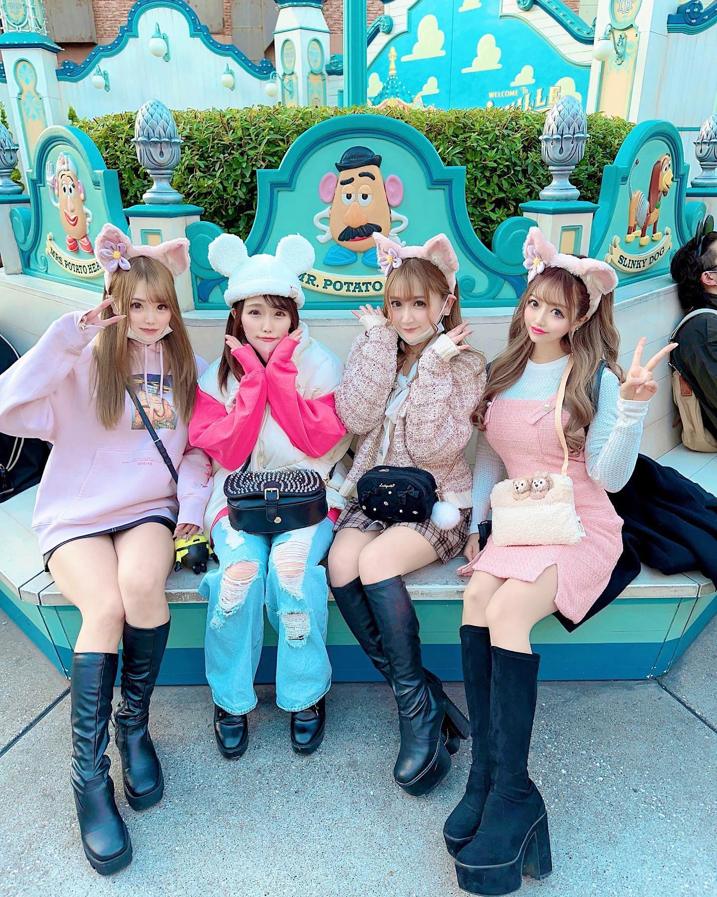 1番最初のちゃんとみんなで撮った背景わら
てきとーすぎわら
でもディズニーゎどこで撮ってもかわいいな♥️

#歌舞伎町#キャバ#キャバ嬢#キャバクラ#ラウンジ#ホスト#イケメン#tokyo#美女#美人#可愛い#likeforlike#bestoftheday#japan#銀座#六本木#新宿#美容#おしゃれ#リーナベル#ディズニー#ディズニーシー #ディズニーコーデ #ダッフィーフレンズ#disneysea #disney#ディズニーカチューシャ #disneyworld #東京ディズニーシー#disney