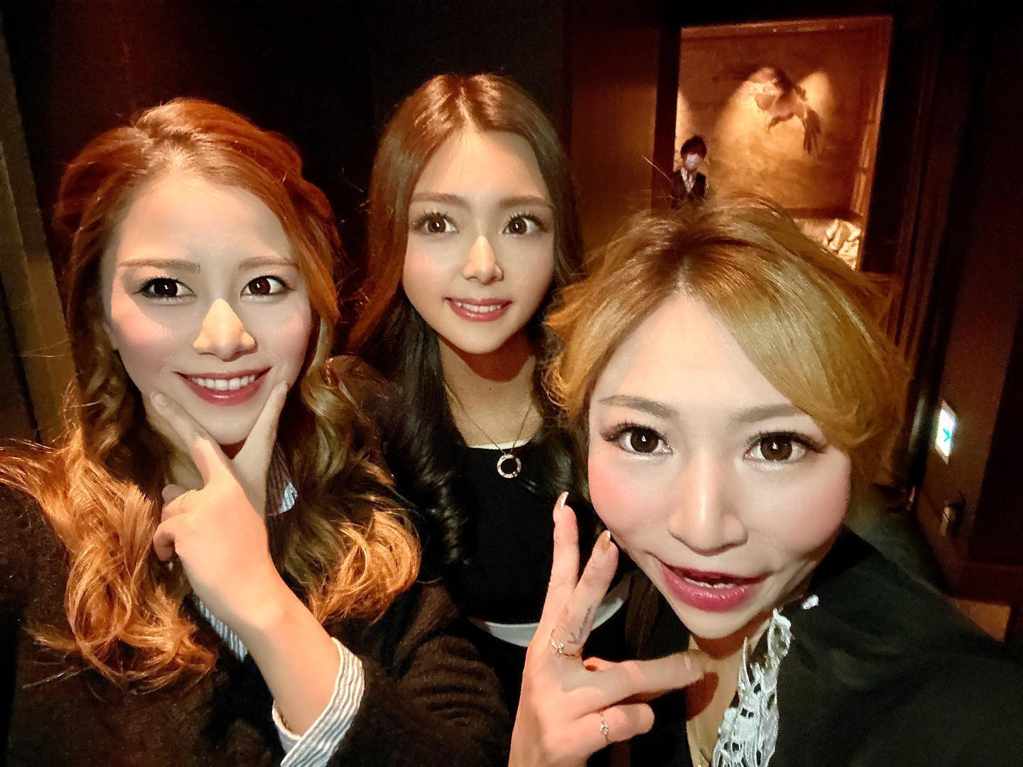 オーバーラウンジクラブのあやかさんとみいさん❤️

@helena_hibikigroup 

　

　

#クラブヘレナ #ヘレナ #響グループ #水沢愛美 #札幌 #すすきの #北海道 #ニュークラブ #ニュークラ嬢 #すすきのニュークラ #ラウンジ #ラウンジ嬢 #キャバクラ #キャバ嬢 #ホステス #道産子 #美女スタグラム #求人 #自撮り #ヘアアレンジ #キャバキャバ #hokkaido #sapporo #susukino #helena #hibikigroup #champagne #