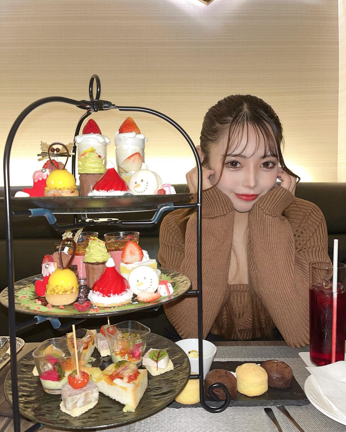 人生初のafternoon tea 🫖♡

とてつもなく甘くて可愛かったです🌙

ねぇ知ってた？今年のクリスマスって土日なんだよ

ま、今年も出勤かしら🎁

.
.
.
.

#afternoontea 

#新宿 #歌舞伎町 #キャバ嬢 #キャバクラ #撮影 #キャバドレス #リュアーグ #指名 #名古屋 #北新地 #すすきの #instagood #instalike #lfl #followforfollowback #いいね返し #きゃばきゃば #ドレス #水商売 #自撮り女子 #selfie #