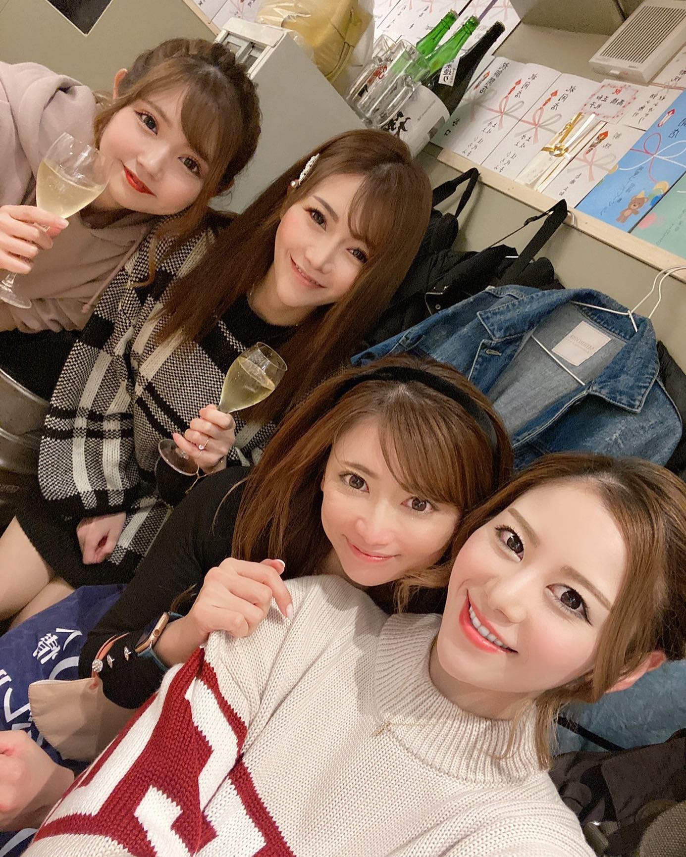 寒すぎるよ、、、
けどまだダウンデビューはしたくないなぁ🙄❄️

@helena_hibikigroup 

　

　

#クラブヘレナ #ヘレナ #響グループ #水沢愛美 #札幌 #すすきの #北海道 #ニュークラブ #ニュークラ嬢 #すすきのニュークラ #ラウンジ #ラウンジ嬢 #キャバクラ #キャバ嬢 #ホステス #道産子 #美女スタグラム #求人 #自撮り #ヘアアレンジ #キャバキャバ #hokkaido #sapporo #susukino #helena #hibikigroup #cham