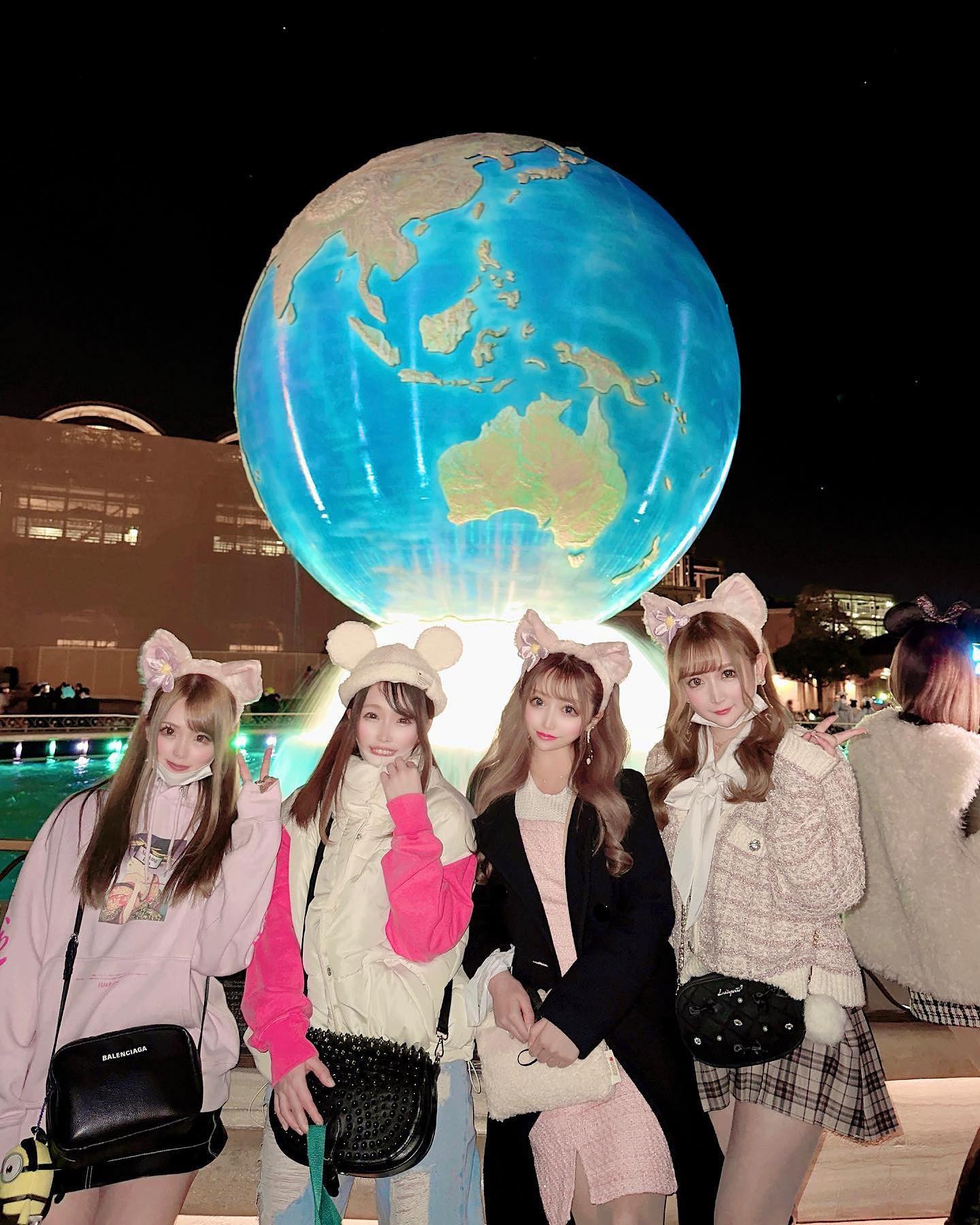 みんなで最後に地球儀の前で🌎♥️
またいこうね〜🐭🏰🪄🫧

#ディズニー#ディズニーシー#disney#disneysea #ディズニーコーデ #リーナベル#ダッフィーフレンズ#ふわふわ#disneygram #disneylove #disneyphotography #instalike #instagood #liketime #likeforlikes #likeforfollow #新宿#歌舞伎町  #キラキラ#可愛い#インスタ映え#六本木 #水商売#夜職#キャバクラ#キャバ嬢#ホスト#東京