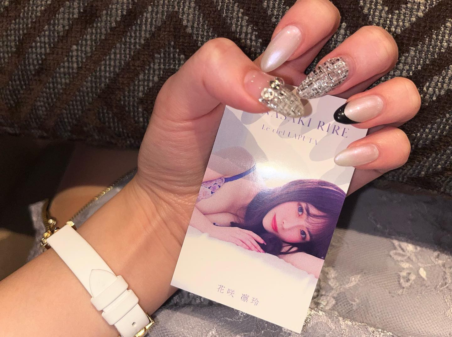 写真名刺、届きました💋

最近変えたネイルも一緒に♡
ツイードネイルかわいい🖤
#キャバ嬢 #歌舞伎町 #新宿 #六本木 #ドレス #北新地#キャバ#錦#中洲#名古屋#ホスト#ホステス#キャバドレス#大阪#すすきの#出勤#東京#シャンパン#水商売#キャバクラ#ニュークラブ#シティーグループ#ラピュタ