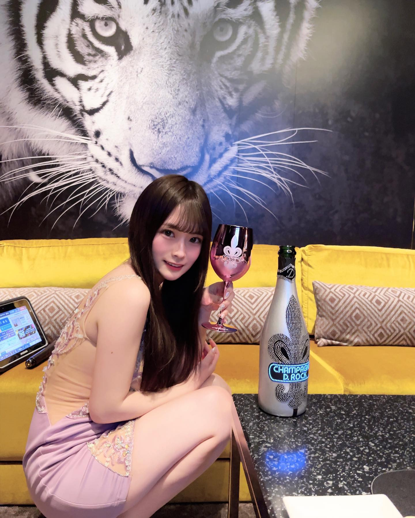 華金だよん飲もう🥂

この前付き合いが長い、優しいお客様から頂いた
ブランドブランルミナス✨
いつもありがとうございます🥲❤️

#キャバ嬢 #歌舞伎町 #新宿 #六本木 #ドレス #北新地#キャバ#錦#中洲#名古屋#ホスト#ホステス#キャバドレス#大阪#すすきの#出勤#東京#シャンパン#水商売#キャバクラ#ニュークラブ#シティーグループ#ラピュタ