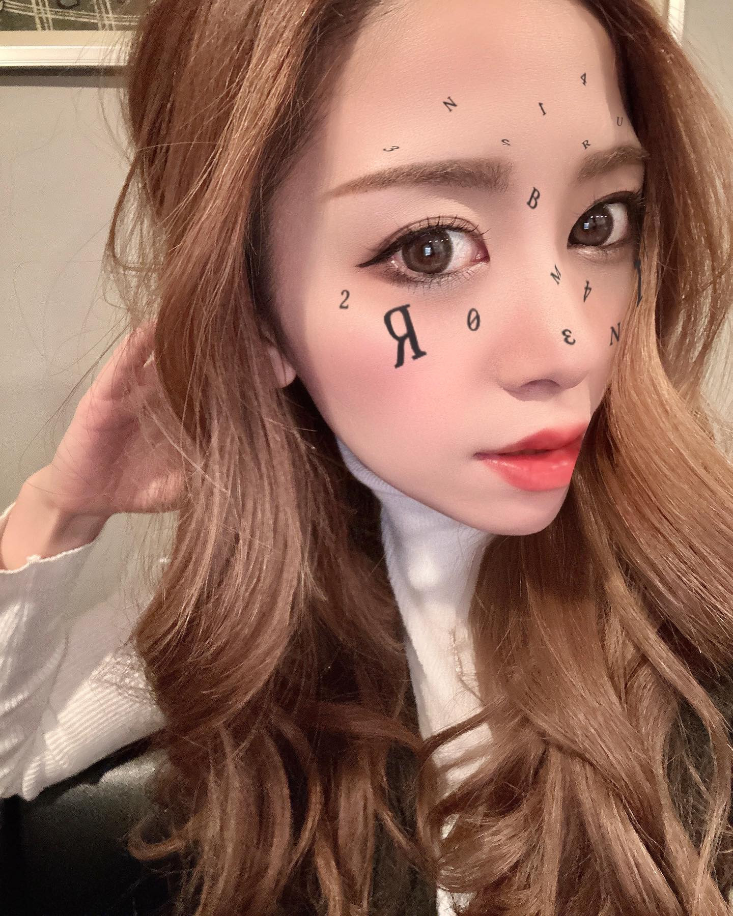 右と左で顔の雰囲気ってかなり変わるよね〜

だいぶカッコつけてる風になったw

@helena_hibikigroup 

　

　

#クラブヘレナ #ヘレナ #響グループ #水沢愛美 #札幌 #すすきの #北海道 #ニュークラブ #ニュークラ嬢 #すすきのニュークラ #ラウンジ #ラウンジ嬢 #キャバクラ #キャバ嬢 #ホステス #道産子 #美女スタグラム #求人 #自撮り #ヘアアレンジ #キャバキャバ #hokkaido #sapporo #susukino #helena #hibikigrou