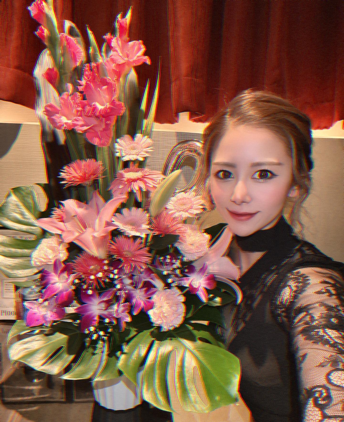 お客様に素敵なお花いただいた🥹💐💓

黒服さんが持ってて、他のお席に持っていくお花だと思ってたから
『なに〜あのお花素敵だね〜』
って言ってたらドーンと私の目の前に😳

いつも粋なサプライズをありがとう…✨めっちゃ嬉しかった😍

@helena_hibikigroup 

　

　

#クラブヘレナ #ヘレナ #響グループ #水沢愛美 #札幌 #すすきの #北海道 #ニュークラブ #ニュークラ嬢 #すすきのニュークラ #ラウンジ #ラウンジ嬢 #キャバクラ #キャバ嬢 #ホステス #道産子 #美女スタグラ