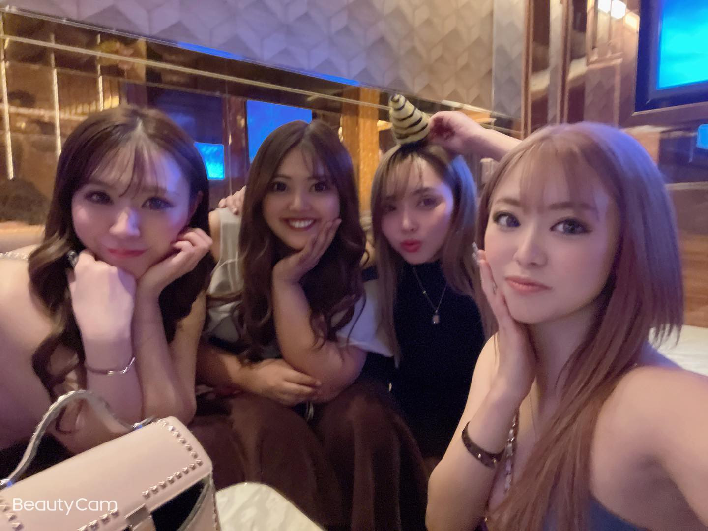 .
.
.
2021年飲み納めしました🥲💓
今年一年みゆに関わってくれた
全ての方々に本当に
感謝しています。
お客様はもちろん、タントラの
従業員の方々キャストの皆様
本当に本当にありがとうございました😭💗

全ての出会いに意味があると思っています。
こんなみゆですが来年もよろしくお願い致します🙇‍♀️

最後の最後に1時間もいれないのに
みゆちゃんの飲み納めだからって
気遣っていただいたの
本当に嬉しすぎた😢❤️‍🔥❤️‍🔥

写真は昨日の🤞🤞.
.
.
 #蕨  #蕨キャバクラ  #蕨タントラ  #