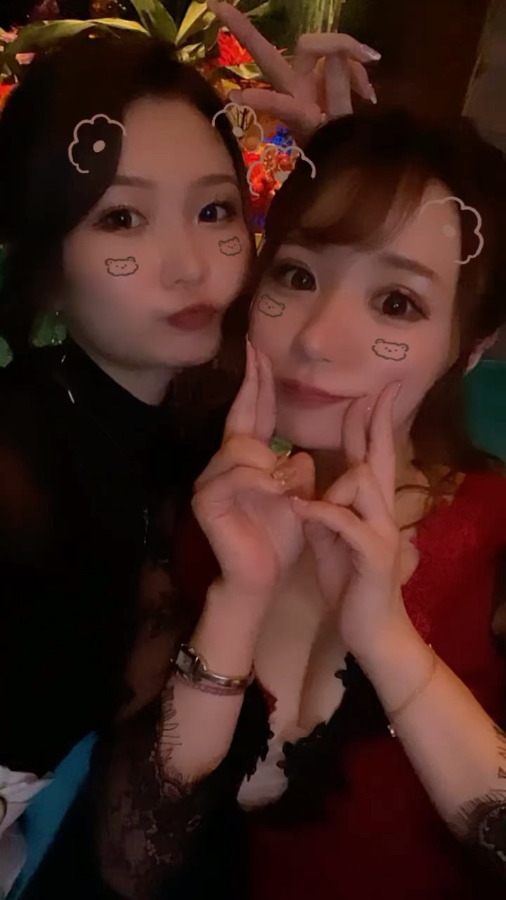 .
.
.
自撮りなんて全くしないし
本当に過去の写真しかないですごめんなさい🥲🥲

本当に毎日寒くて寒くて起きる時間がくるのが
悔しくてたまらない( ･᷄д･᷅ )☁

そんな12月ですが毎日色んなお客さま
ありがとうございます😭💓💓

お酒飲んでる時がいちばん楽しいと胸を張ってゆえる☝️
そんな本日は22時出勤です🤍
華金💛💛.
.
.
 #蕨  #蕨キャバクラ  #キャバ嬢  #キャバクラ  #キャバキャバ  #clubtantra