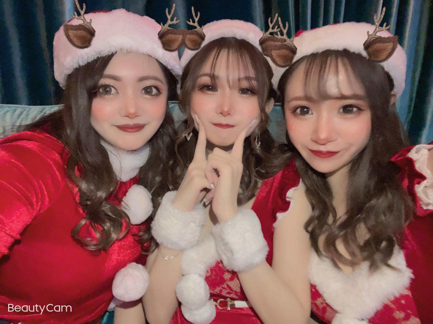 .
.
.
今日は22時半〜出勤予定です✊💓
よろしくお願いします😭🌟

写真は去年のクリスマス🎄
@tomomo.buta @tantra_rena と🥳❤️‍🔥
今年はなにきようかな〜🤔💭.
.
.
 #蕨  #蕨キャバクラ  #キャバ嬢  #キャバキャバ  #キャバクラ  #clubtantra