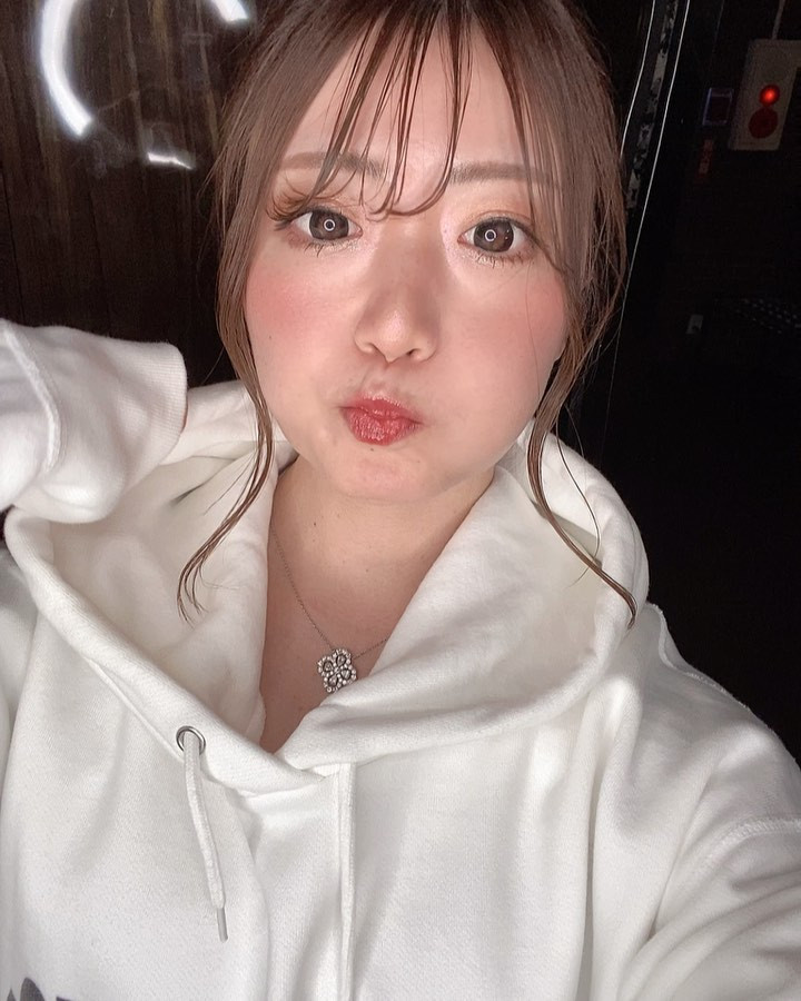 この前のパーカーイベント🥰❤️

２日間あって一日でられなかったけどお休みでパワーチャージしてきたからかめちゃ楽しい日になった🥰❤️❤️❤️

パーカーは私もお客様も愛用してるブランドで可愛いの👚✨
ユニセックスだからみんなで着れる🥰❤️

可愛いのでてたからまたゲットする💪✨

イベント一緒に楽しんでくれて嬉しい🥰❤️
次は12月のクリスマスイベントで今年はラスト🎄❤️
早いなあ〜

……写真指輪曲がってるね💍🤣はは

.

.

.

.

#歌舞伎町 
#キャバ嬢
#歌舞伎町キャバ嬢
#now
#イ