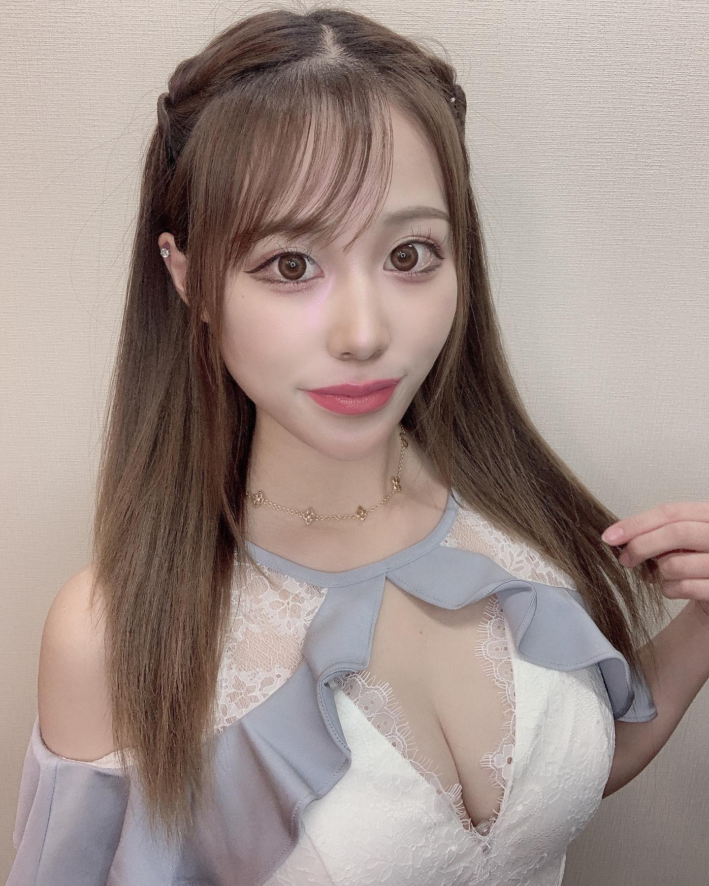 💜💜💙

髪を生き返らせようと頑張ってたら
逆に傷むことばっかりしてたことを
最近もねおとゆきさんに教えてもらった( ･᷄-･᷅ )

.
.
.

#ザニューヨーク#エリアG#キャバクラ#ニュークラブ#仙台キャバクラ#キャバ嬢#ホステス#水商売#仙台#国分町#歌舞伎町#六本木#銀座#すすきの#錦#北新地#ミナミ#中洲#キャバキャバ#ヘアメ#ヘアメイク#ストレートヘア#キャバドレス
#hairmake#dress#TheNewYork#areag