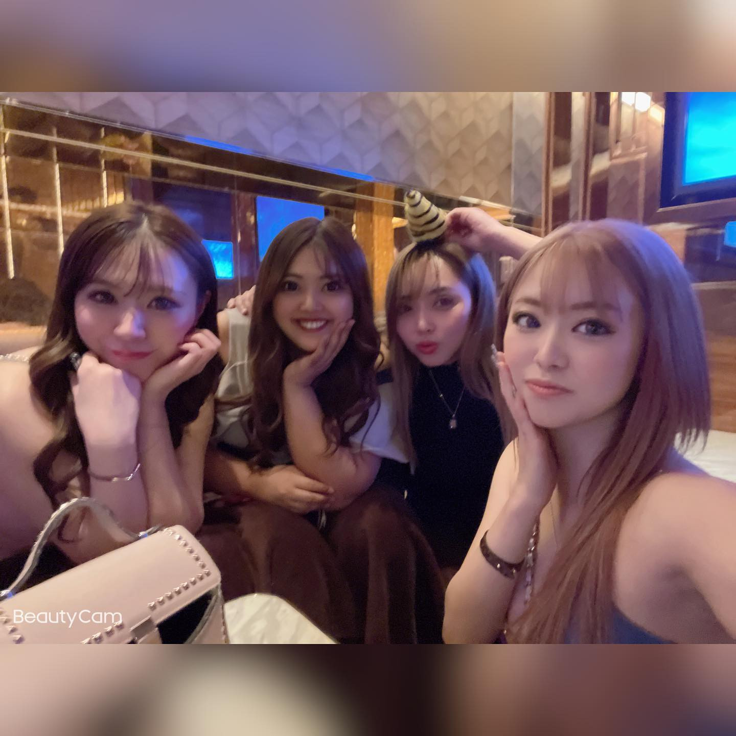 2021年最後の日。

タントラ入って沢山の人に出会い、
色々あったなぁ〜〜〜😌😌

そんなタントラで今年最後もwww
来年も皆と楽しく笑ってられますように🌈
来年もよろしくお願いします🤍🤍🤍