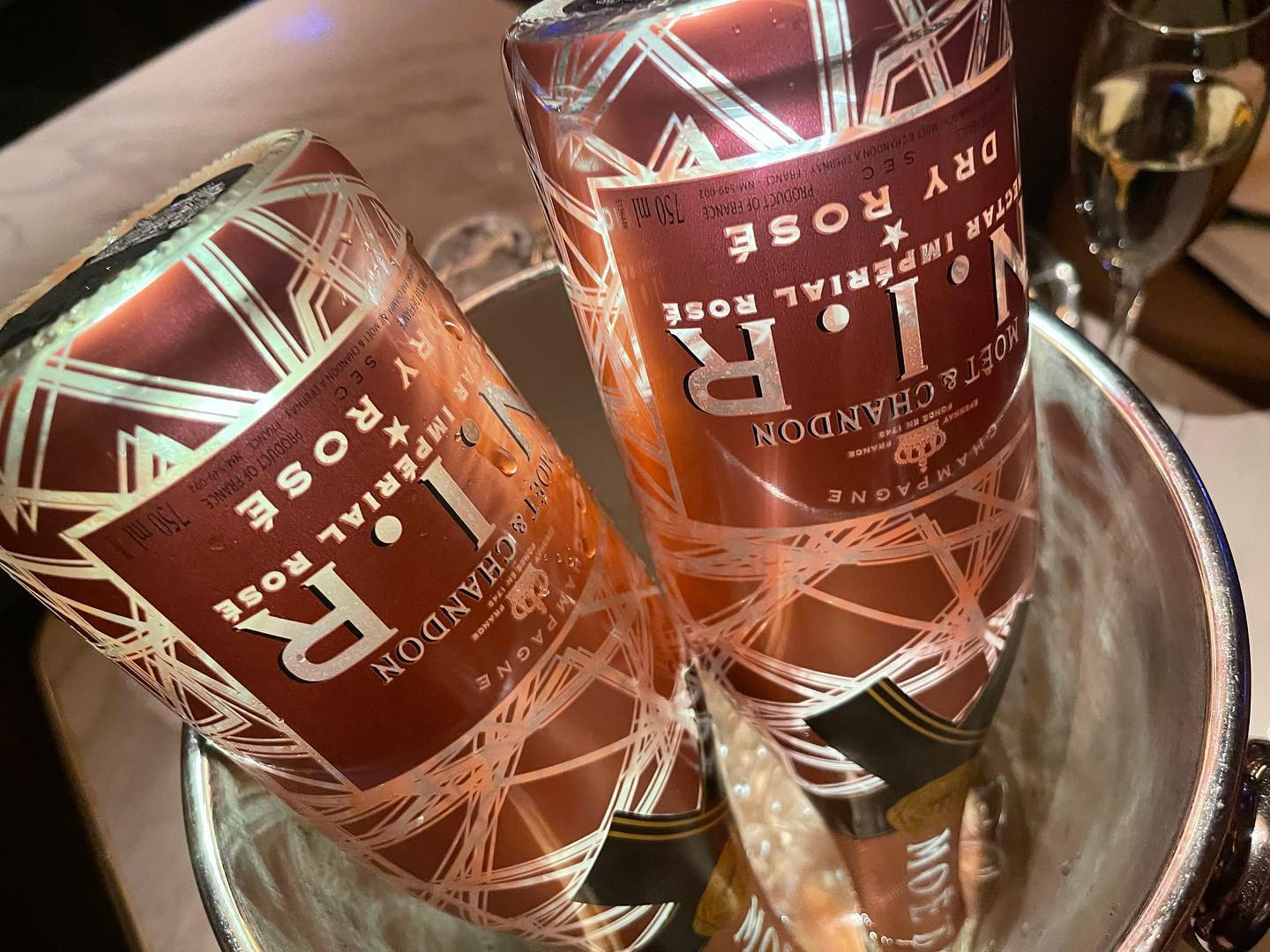 12月走り抜けてきて、
最後の最後で寝まくりました😂😂

今日からずーっと居る予定です！！
2021年最後に楽しいお酒しましょ〜🍻！

本日出勤です！！
よろしくお願いします🙇‍♀️❤️

#蕨 #clubtantra #タントラ #キャバクラ #きゃば嬢 #キャバキャバ #あや