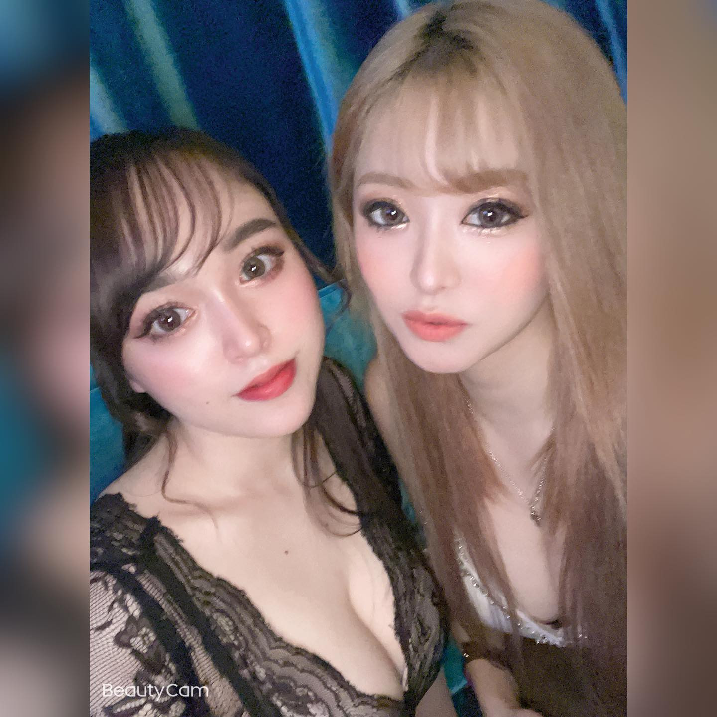 唯一の同い年🤍🤍🤍
二人揃うとめちゃんこにうるさい🤘w

あ、メリークリスマス🎄🎅🎁

本日出勤です！！
サンタさんの格好恥ずかしいなぁ💦

よろしくお願いします🙇‍♀️❤️

#蕨 #clubtantra #タントラ #キャバ嬢 #キャバクラ #キャバキャバ #あや