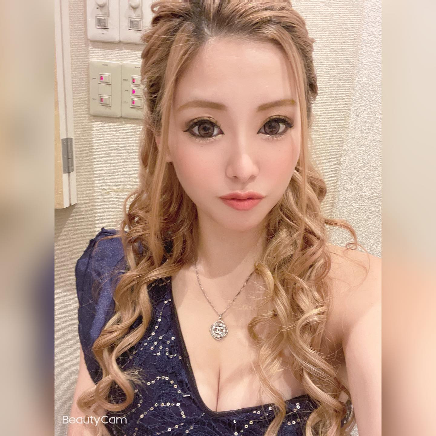 本日店休日です！！
今年最後のゆっくりできる休み〜🤍🤍🤍

そろそろ前髪戻そうかな🤫w

#蕨#clubtantra #キャバクラ #きゃば嬢 #キャバキャバ #あや