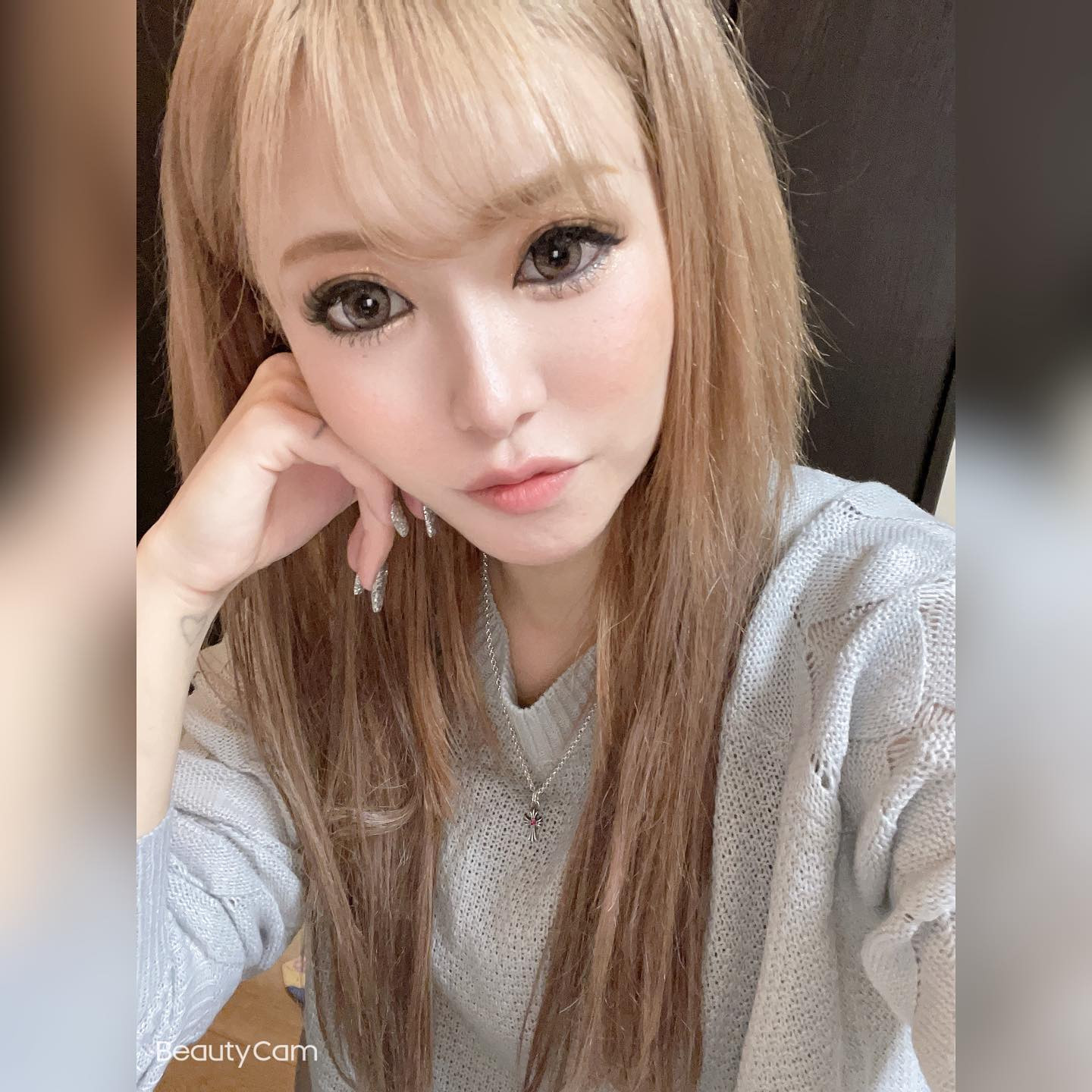 明日はお休みだぁ〜！！！
髪の毛トリートメントしたい〜〜😑😑💭

今日で1週間終わりだあ、、
今週もあっという間だったなぁ〜😳💧

本日も23:00〜出勤です！！
よろしくお願いします🙇‍♀️❤️

#蕨 #clubtantra #タントラ #キャバクラ #きゃば嬢 #キャバキャバ #あや