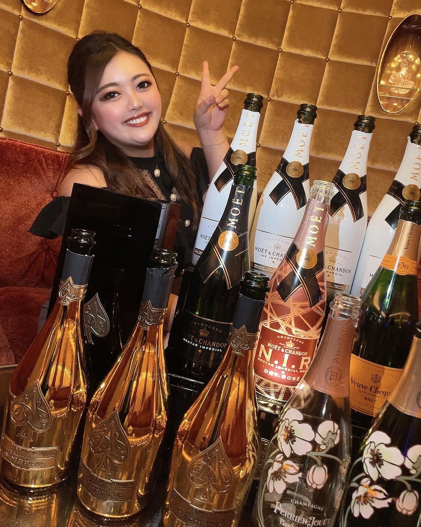 .
誕生日の3日間で頂いたシャンパン達🥂🍾

エースグループみたいに映えさせてー！！！！って
本数もまるで違うのに無茶なお願いしたら、
一生懸命に頑張ってくれた😂🧡💛🧡💛ww

無茶なお願いすぎるのに頑張ってくれる
成田さんありがとう🥹💦✨ww

そしてこうちゃん一緒に
席着いてくれてシャンパン飲んでくれてありがとう🍾
ベロベロすぎた時車椅子に乗せて
席まで運んでアルハラしてごめんね🥹🧡💓❤️💙w

子供の頃から誕生日はお盆休みで、
人と接することがなかった人間なので
こうやって人に囲まれて誕生日を迎えら