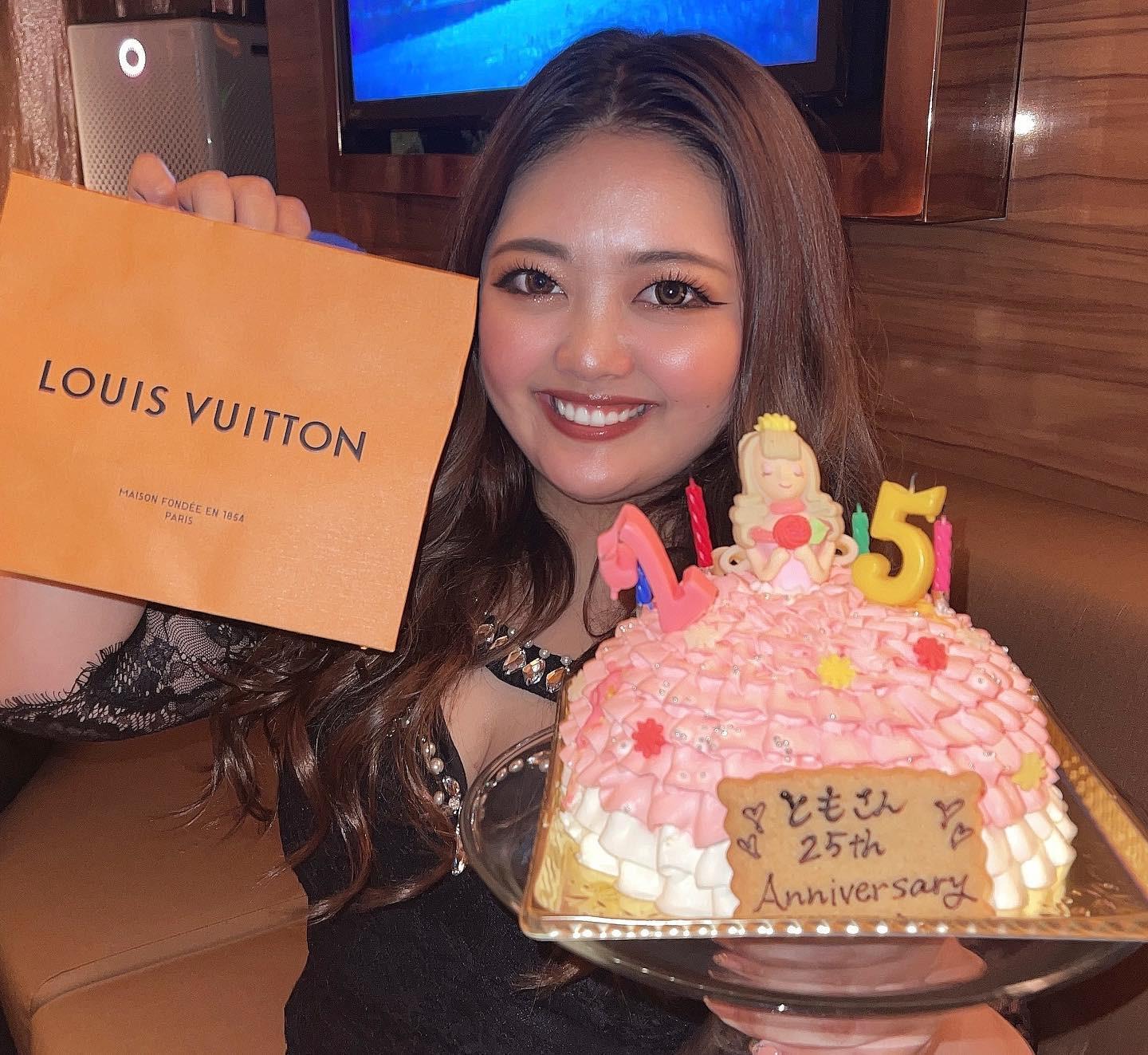 あやちゃんからも後祝いして頂いた🥂💓
周りの女の子にもお祝いして頂けて本当に幸せすぎる。
本当にみんなありがとう🥺💚

誕生日になった瞬間も、
生まれてきてくれてありがとう
出会ってくれてありがとうって何度も言ってきてくれた
いつも愛情に溢れててとても可愛いあやちゃん🕺🏼
こちらこそ出会ってくれてありがとう💛
そしていつも愛情をありがとう💋

そんなとても可愛いあやちゃんと
慰安旅行？に来週ナガスパ行ってくる👙🌴
２人旅〜💋着れる水着あったかしら🫢笑

#三重まで4時間ちょっと運転 #ペーパードライバーの