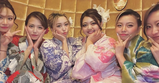 浴衣〜ゆかた〜ユカタ〜👘💙💜💚🧡💛

#横並びの限界までつめっつめで撮る私達 #手がクリームパン #指先まで加工できるアプリ教えてください #蕨キャバクラ #clubTANTRA #クラブタントラ