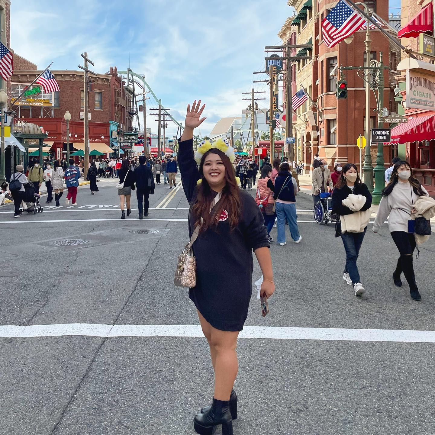 謎の右手シリーズ😂笑
こっちにトイレあったよー！って言ってきた時な気がする。笑
.
.
.
.
.
.
.
.
.
.
.

#遠目でもわかる二重顎 #突然ですが左目がものもらいみたいな痛みがします #焼肉食べたい #お鮨もいいなあ #大阪で食べたお鮨ほぼ全部ポン酢乗ってて酸っぱかったなあ #茶碗蒸しにもポン酢かかっててビビったなあ #12月の初っ端から休みましたが本日は出勤してまふ #ハッシュタグをTwitterみたいに扱う女