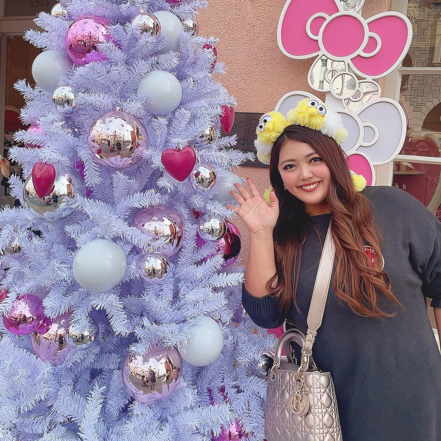 ちゃんと謎の右手あげててうける🤣笑
ツリー可愛かった🎄❣️🤍
今年もクリスマスは仕事です🎄笑
.
.
.
.
.
.
.

#クリスマスは毎年仕事の人と繋がりたい #クリぼっちの会 #でもある意味充実w #ものもらい用の目薬さしたんだけど #目薬って後から不味い味してくるの共感してくれる人イマスカ #なんの話 #あやちゃんが今日は出勤してくれますように #祈ります🙏✨笑 #ハッシュタグをTwitterと間違えてる人と繋がりたい