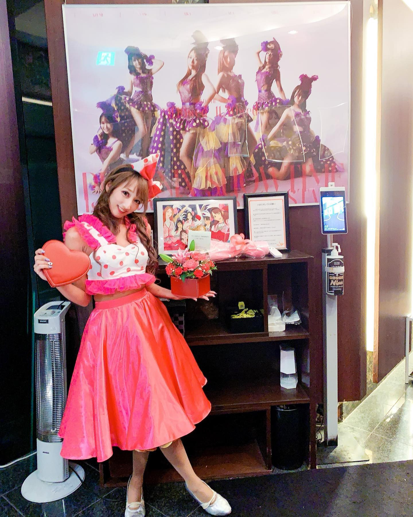 衣装で入口の11月ポスターと💜
右には個人写真が飾られてて
嬉しくて嬉しくて
お客様と一緒に出勤する時
お客様をお見送りする時
「みて！！ここにいるの！！💓💓」
って紹介してた🤣🤣
毎回通る度頑張ろう❤️‍🔥って
思ってた🥰🥰
*
千秋楽終了後、担当さんに
撮ってもらった超お気に入りの1枚🥰
*
#フェニックス #池袋フェニックス #ショークラブ #ショーキャバクラ #ショーダンサー #ダンサー #アイドル #キャバ嬢 #地下アイドル #歌舞伎町 #池袋 #池袋東口 #ゴーゴーダンサー #インフルエンサー