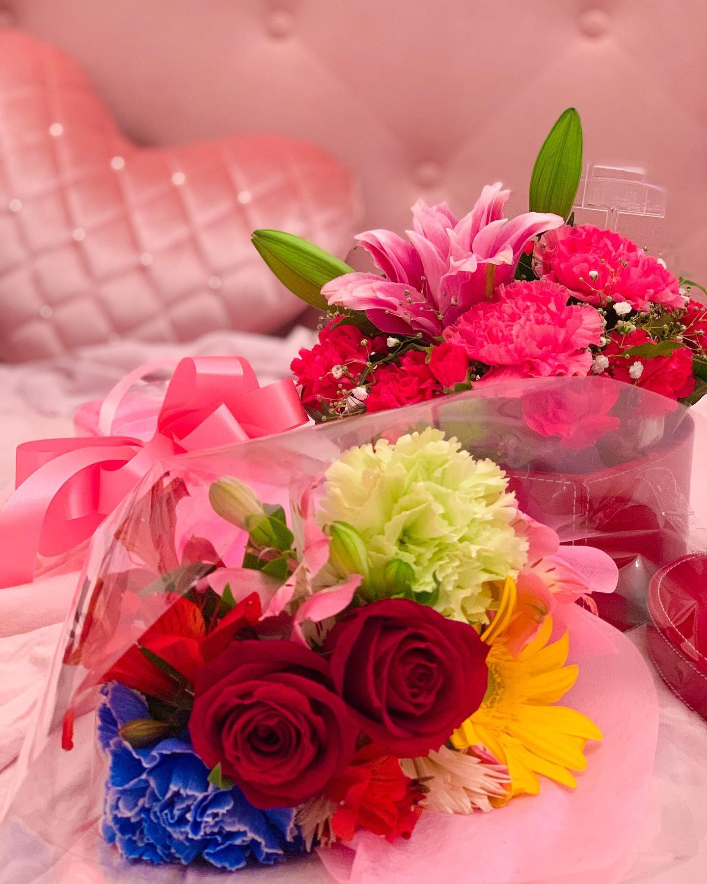 千秋楽で頂いたお花❧💐☙
特別な日に頂くことが多いので
花束はとっても嬉しいし
幸せ🥰💓💓
*
いろいろと考えながら選んで
くれたんだろうなあって
すごく嬉しくて🥲💓
素敵な花束ありがとうございました🥰
大切にお部屋の1番目立つところに
飾らせてもらってます💓
おうちに入るとお花屋さんの香りがして
とーーーっても幸せなの🥰🥰💓
お部屋に毎日お花飾りたいなあ
たまに自分でも買おうかなあと
思ってたので嬉しいです💓💓
お花の香りに包まれながら寝るの
とっても幸せ(*´ω｀*)❀.*･ﾟ🌼
*
小さい頃ピアノの