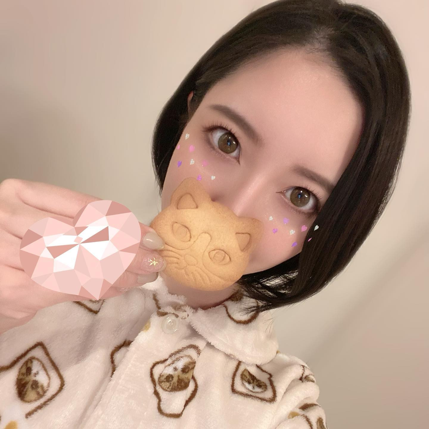 、
猫だらけ❤️
猫缶の左上がうちの子達に似てたので買ってしまった✨
パンもクッキーも美味しかった😋

#ヘレナ#響グループ#百瀬るあ
#札幌#すすきの#北海道#ニュークラブ#ニュークラ嬢
#すすきのニュークラ#ラウンジ#ラウンジ嬢#キャバクラ#キャバ嬢#ホステス#道産子#美女スタグラム#求人#自撮り#ヘアアレンジ#キャバキャバ
#ゴルフ#ゴルフ女子#旅行#JGC#JAL#カメラ