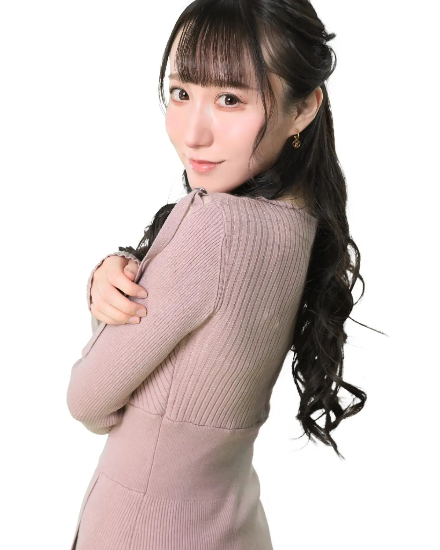 .

初めて私服で撮ってもらったやつ〜〜嬉しい✨
撮影させてもらえるのが普通だと思わないように…初心を忘れず………🙏

基本試着めんどくさいし大体同じブランドばっかり着てるからいいかなーって思っちゃう笑
ネットで買うことも多いしね🤔
トップスはM、スカートとドレスはS！
Sサイズ着れなくなったらホステスとして終わりって昔店長(が上司だった頃)に言ってたなあ

BLEACHの原画展、最終日滑り込みで行けた♥️
天井からBGMからなにからなにまで全てがBLEACHの世界で本当に幸せな空間だった！！
癖の強そう