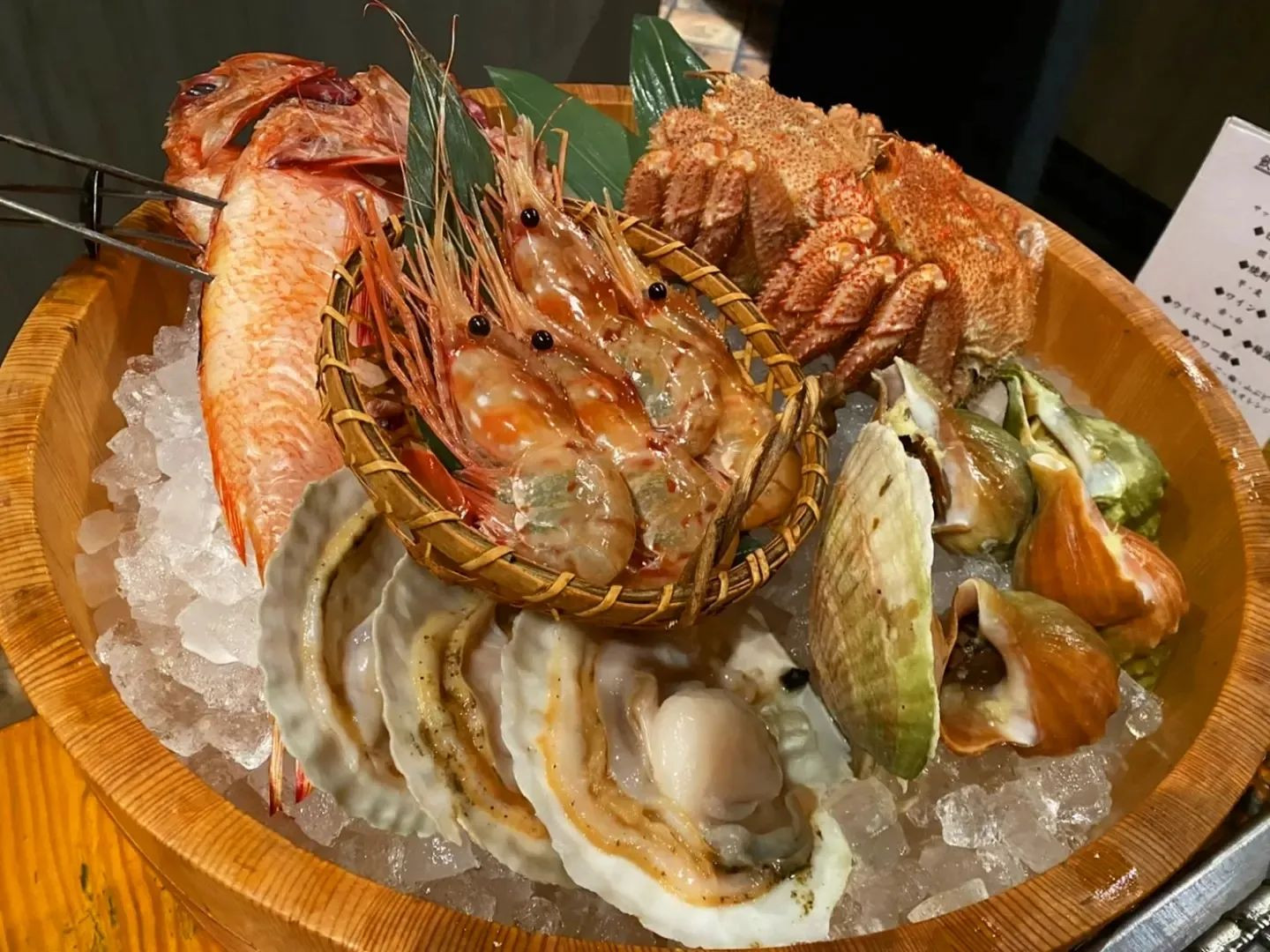 .

タイミングなくてやっとお初のノアの方舟🤗🎉

カニむいてくれるの楽でよい！
あと内装が変わってて見てるだけで楽しかった✨
牛とろフレークは札駅の四季彩館に売ってるらしいので
まなみも今度買いに行こうかなー💨

コース食べ終わってまだお腹すいでたので帆立と
鶏肉おかわりしちゃった🤫♥️
最近食べ過ぎな気がするーーー

でも美味しいもの好きだからしょうがない👌

#すすきの #ホステス #キャバ嬢
#ニュークラ #ニュークラブ 
#クラブ #club #ラウンジ #lounge
#クラブカルネ #clu