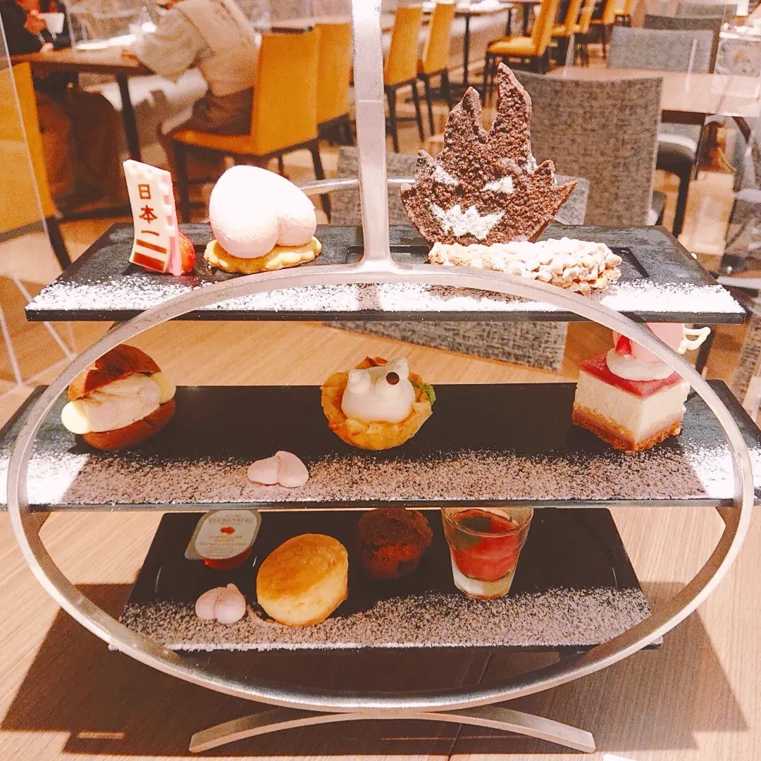 ANAクラウンプラザホテルのアフタヌーンティーに行ってきました😌
今回は桃をたくさんつかった、桃太郎テーマのスイーツ！
暑くて動けずなかなかいけなかったので滑り込み、、笑

3枚目 さる🐵
4枚目 いぬ🐶
5枚目 もも
6枚目 鬼ヶ島と金棒
7枚目 きじ🐤

ドリンク+ハーゲンダッツもフリーフローらしい😂
種類はバニラ、ストロベリー、グリーンティー🍦

紅茶はダージリンと、前回お気に入りになったシルバームーンを交互に……☺️
フリーフローメニューにはコンソメスープもあるから、途中で味変できるので甘すぎて辛