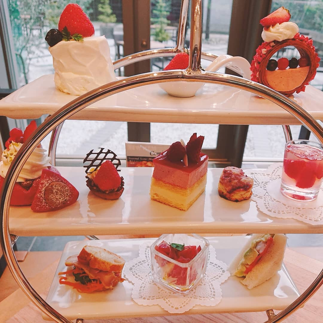 マリオットホテルのアフタヌーンティー♥️♥️
やっと、やっといけた……💦

なかなかタイミングが合わなくて、でも6月中に行かないと終わってしまう〜〜〜ってかなり焦ったけど予約とれて良かったです🍰🍰🍰

FIKA CAFEはセイボリーも小さくて食べやすいし、スイーツまでに満腹にならずちょうどいい🙆✨
SATURDAYS CHOCOLATEとコラボのフォンダンショコラも出来立てで出してもらえてニコニコのまなみ☺️💕

FIKA CAFEは1ドリンクオーダーすると15時からストウブ(ストーブ？)で焼いた、焼きた