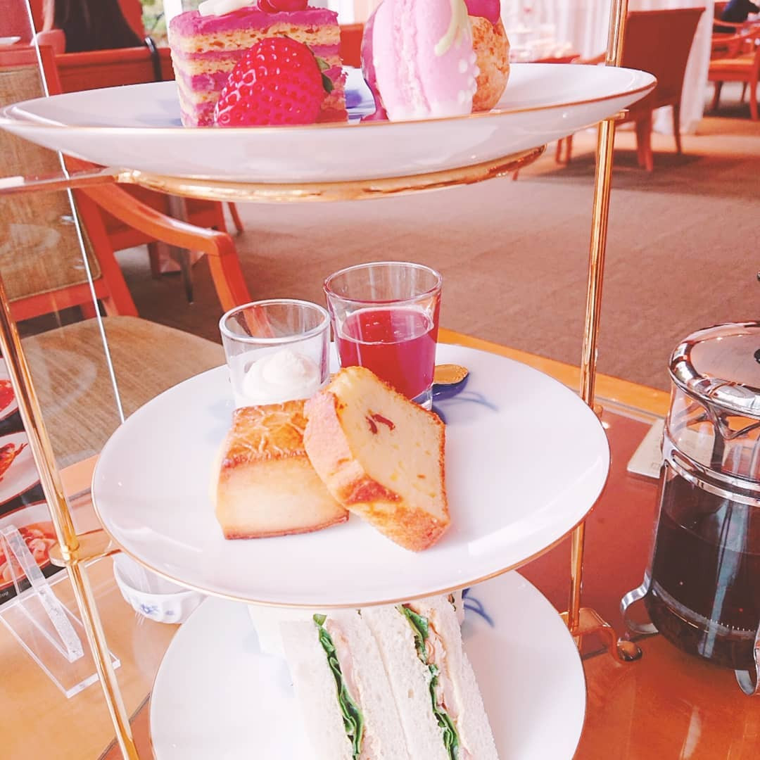 グランドホテル ロビーラウンジミザールのアフタヌーンティー♥️
なんとGW限定のいちごパフェ付き✨ 
いちごの形のマカロンって絶対食べたくなっちゃう笑

サンドイッチは2種類から選べて、玉子サンドととりてりマスタード？だっけ……🤔
甘いケーキ達が待ってるのでマスタードの方を選びました🍰

ケーキ少なめだなって思ったけど、サンドイッチとスコーン、パウンドケーキが結構重たいからちょうどよかったかな😌

紅茶はアールグレイとダージリンを選びました！
バタフライピーも飲んでみたかったけど…またの機会に🍬🍬

いち