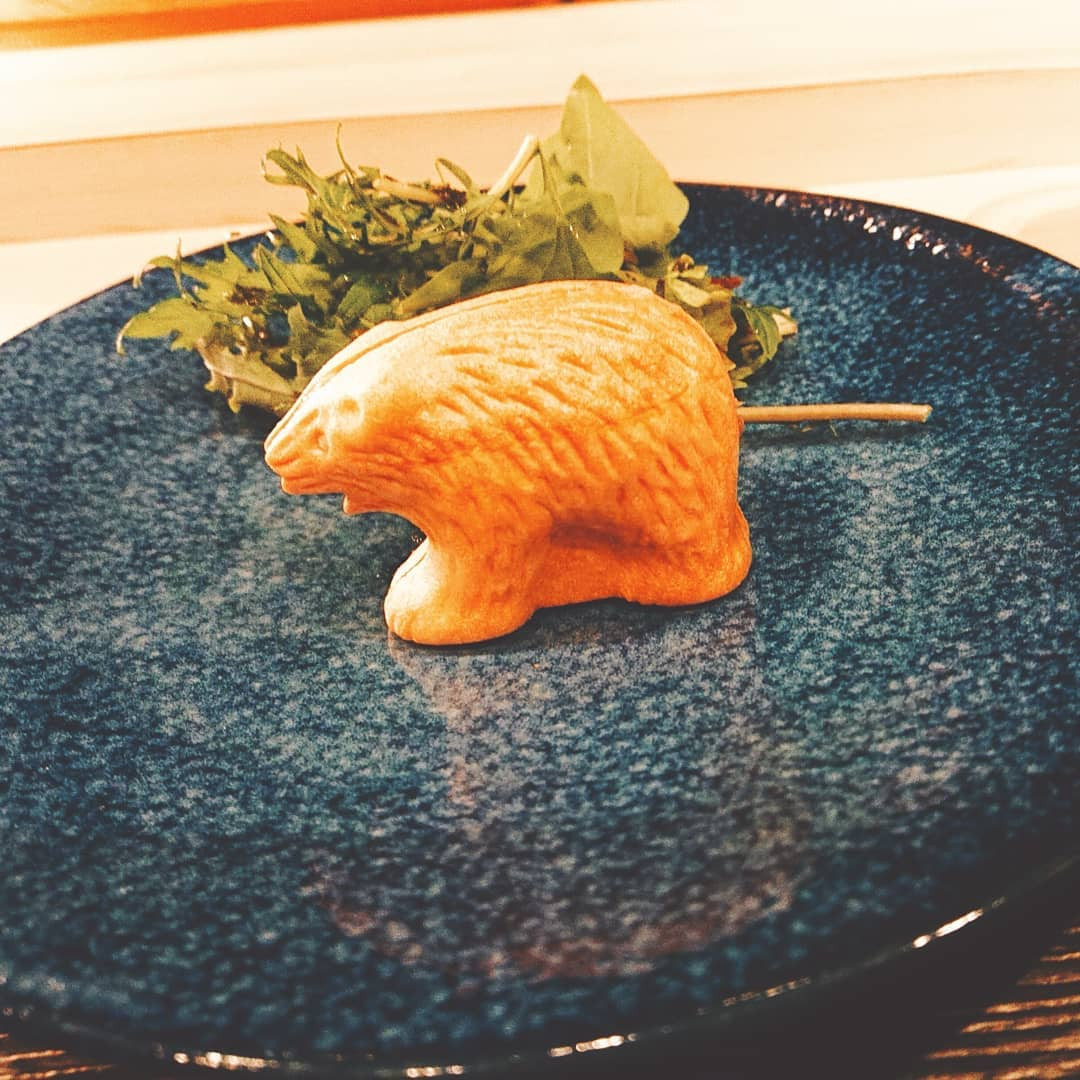 初ひぜん♥️
お寿司やさんは回転寿司と西鶴以外行ったことなかったまなみですが………ついに大人になりました、、😂

最初は緊張してたけど、全部美味しすぎてずっと幸せでした〜〜〜〜😌✨
お寿司は撮る間もなくパクパク食べちゃったのでトロ様とうに様だけのせる笑
初めましてのホッキも美味しかったです🤗💮💮

茶碗蒸しって昔からあんまり好きじゃなくて構えちゃったけど、ひぜんの茶碗蒸しは絶品でした…………おかわりしたいくらいでした😽
また行きたいなあ〜〜(੭ु ›ω‹ )੭ु⁾⁾♡

#すすきの #札幌 #札幌グルメ
