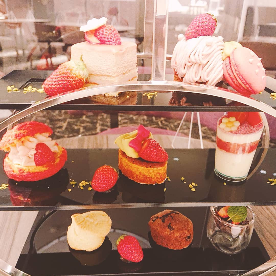4月から始まったANAクラウンプラザホテル @anacrowneplaza_sapporo の苺アフタヌーンティーいってきましたん😌♥️
カフェ ミナモの方のアフタヌーンティーは桜スイーツなので断念…(桜味苦手)

HPでは四角いお皿に乗ってたけど、ケーキスタンドで来てちょっとテンション上がる🙌✨
上段右(アップは3枚目)のルビーチョコのモンブランと苺マカロンが追加で5億個食べたいくらいまじでおいしかったです！！
大好きな苺、大好きなルビーチョコ、大好きなピンク！！！！！
最高に幸せな2時間だったなあ(*