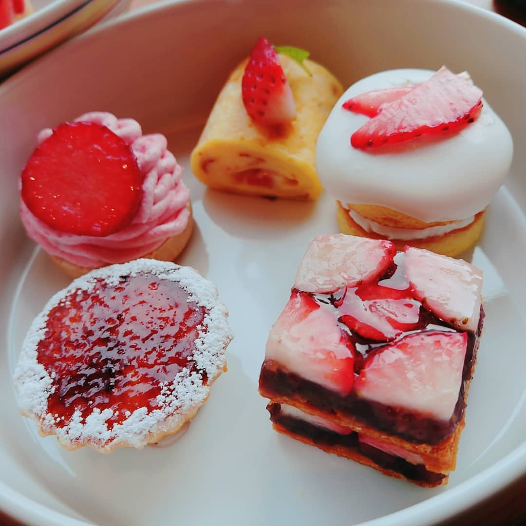 THE KNOT SAPPORO @lesbois_sapporo の3日間、1日10組限定アフタヌーンティー😌💕
ウェルカムドリンクから苺たっぷり✨

ケーキだけだと思ってたから軽食も出てきてびっくりした笑
お肉好きなのでラッキーでした！ざぶとん、弾力あっておいしいですよね〜💨💨
鶏肉と梅のジュレもさっぱりしてて良きです👏

ケーキのお重1番上が苺畑になってて、恐る恐る土部分を食べる、、笑
生より少し固めの、でも甘すぎないチョコでした😂
プチケーキの正しい食べ方わからなくてとりあえずナイフとフォークがあ