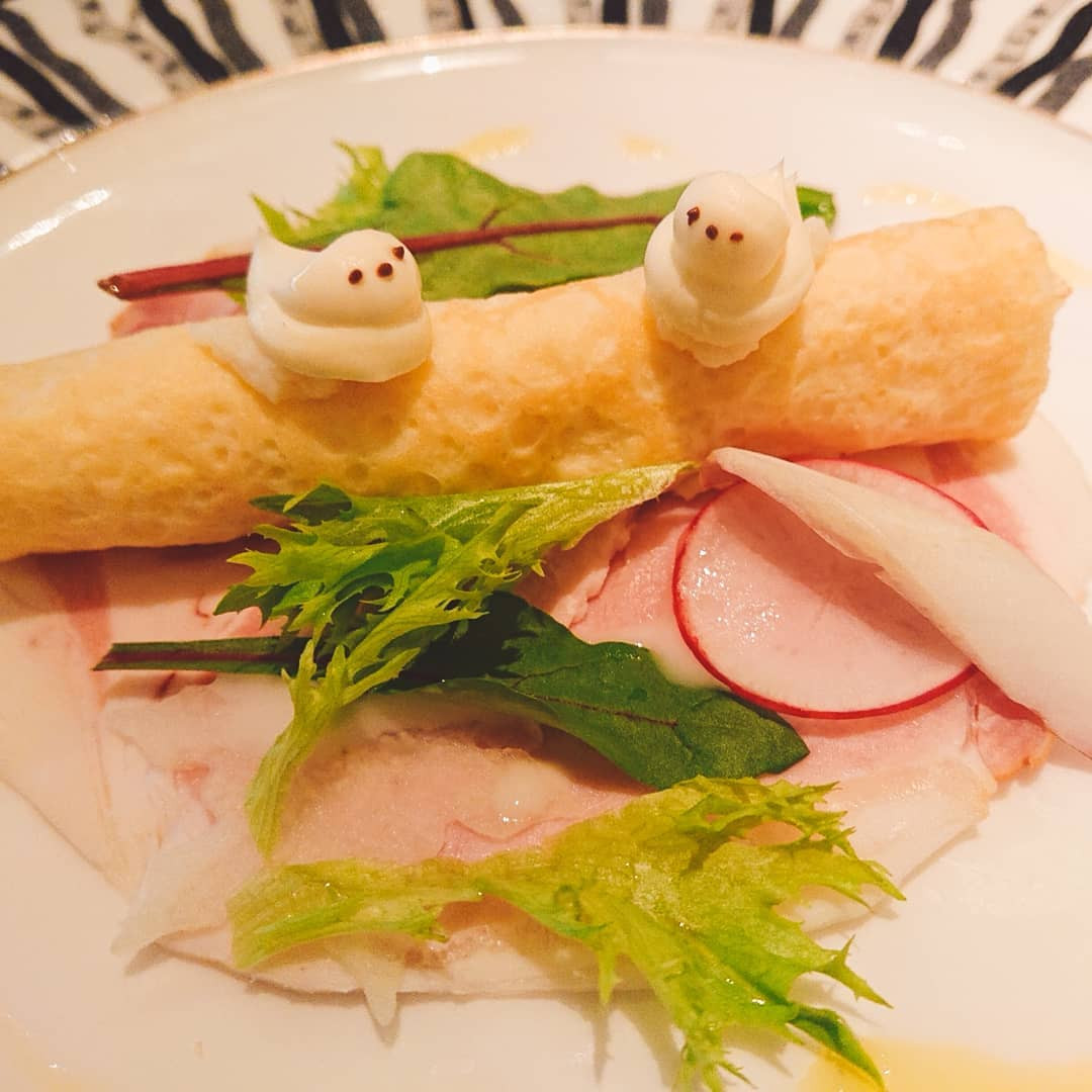 京王プラザホテルのシマエナガランチ♥️
とにかくかわいくてかわいくて、、😂笑

1.予約の時にサーモンが食べられないので抜いてくださいって言ったら、自家製ロースハムに変更して頂けました！ありがとうございます🙏🙏
クレープの中は甘めのポテトサラダ、シマエナガはクリームチーズでできてました✨
野菜(たぶん大根？)も雪の結晶の形になっていて、「見て楽しい」を細かいところまで感じました💕

2.カップの底にコンソメジュレが固まっているので、スプーンで砕いて飲む？食べる？冷製スープ👏
シマエナガはお煎餅的なやつでし