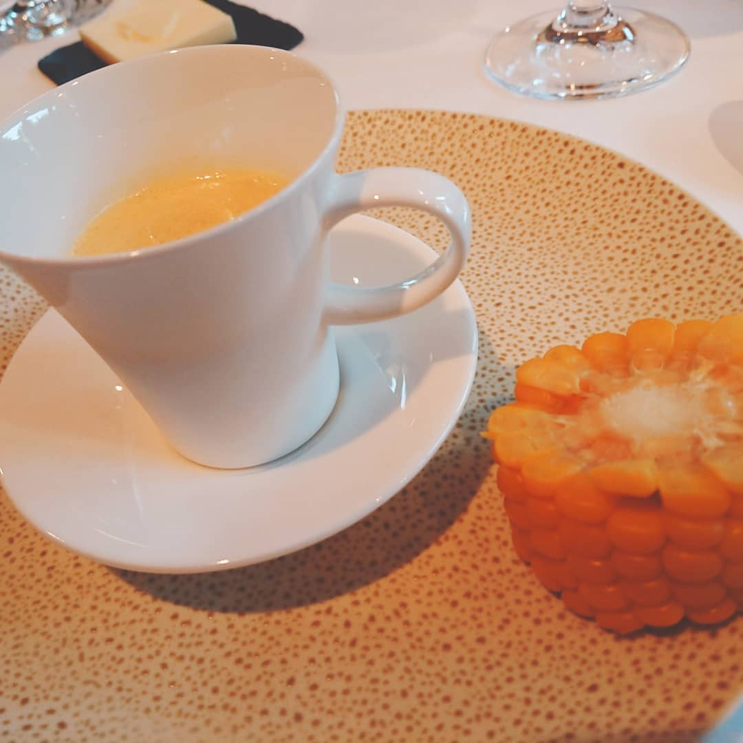 念願の三ツ星フレンチ、モリエールに連れていってもらいました😂♥️ 
写真全部載せきれない笑

結構量多いって聞いてたから食べきれるか不安だったけど、そんな心配するだけ無駄でした🙄笑
5枚目はイカスミでコーティングした鮑です！黒いものって上手く撮れない…😖
ナイフが押し返されるくらい弾力があって感動しました！！

牛肉の焼き加減が絶妙！！でちょっと味濃いめかな？と思ったら、写ってないけど本当は横にグラタンがあるんですが、そのグラタンとの相性が抜群で幸せになりました😍🎉
大麦のパンとラクレットも美味しさを味わ