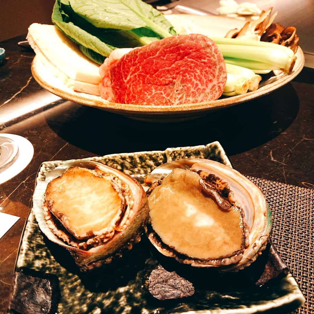 食育担当と1周年記念👏🎉
初めて同伴したときに行ったいしざきでお祝いしてくれました〜〜✨
冷製のコーンスープに感動したのを思い出す……笑
お肉はもちろんだけど、今回初対面のあわびの肝もめっちゃおいしかったです💕

サーモンとメロンが食べられないのを伝えていたので、デザートはメロンの代わりにバスチーにしてくれていました！
ありがたや🙏🙏
美味しいものと甘いものは無限に食べれるかもしれない…

これからもまなみんをよろしくお願いします😂♥️

#すすきの #キャバ嬢 #ホステス
#clubcarnet #ca