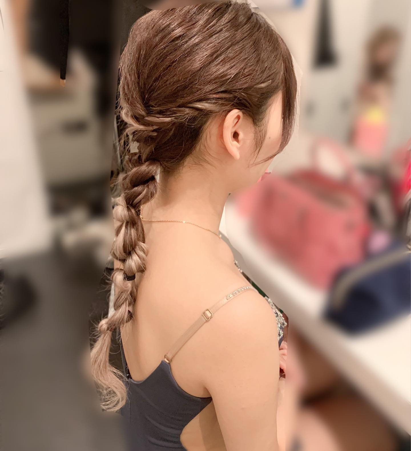 昨日のヘアメ💇🏻‍♀️

ヘアメイクさんが
せっかく長いから普段できないやつやろ！
って、私には珍しい編みおろし🫣💫

モザイク雑になったしまった😇
今日も出勤してます❣

#キャバ嬢 #キャバクラ #埼玉キャバクラ #蕨タントラ #蕨 #ヘアメイク