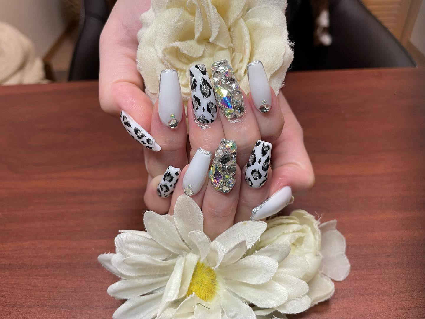 ネイル変えた〜💅✨
早くて可愛くて大満足💯💮
フットは時間なくて次回〜(´･ ･`)

本日おやすみ頂いてます！
また、明日からお願いします🙇‍♀️