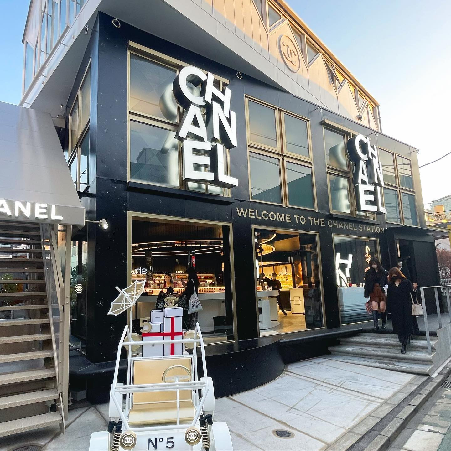 ちょっと買い物に寄ったらお洒落すぎて🫣❣️

 

#シャネルビューティーハウス #表参道 #シャネルコスメ #シャネル表参道 #夕方の表参道が好きな人と繋がりたい #少しコアw