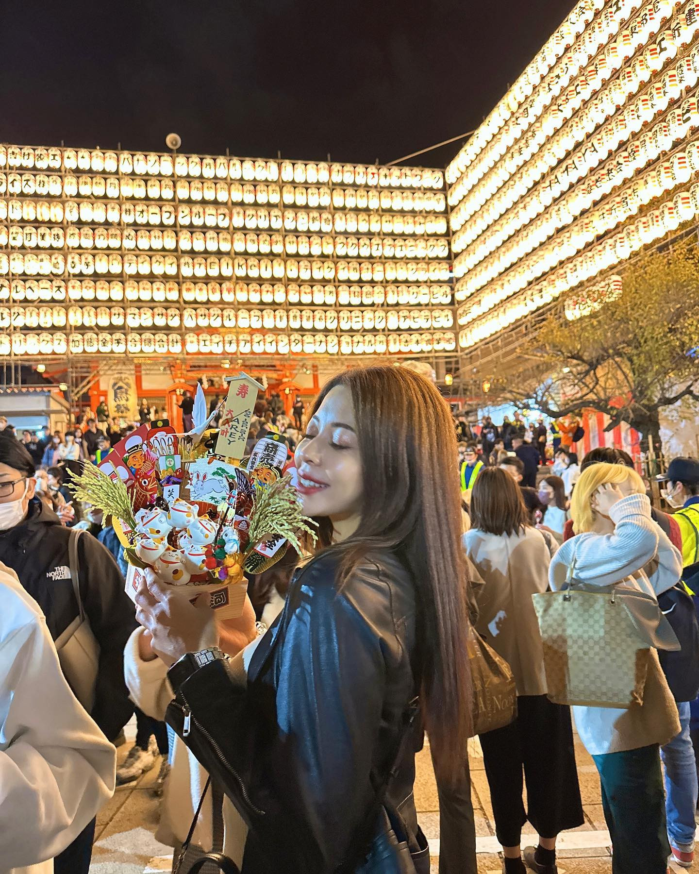 久しぶりの酉の市🥳✨❤️
自分のお店を出したので商売繁盛益々繁盛やってもらいました🫶

花園神社はお店の氏神様でもあるからめっちゃ繁盛しそう🥹❤️

#花園神社 #花園神社酉の市 #酉の市 #酉の市2022 #二の酉 #熊手 #商売繁盛 #マツエクサロン #マツエクサロンオープン #キャバ嬢 #キャバクラ #歌舞伎町 #いいね返し