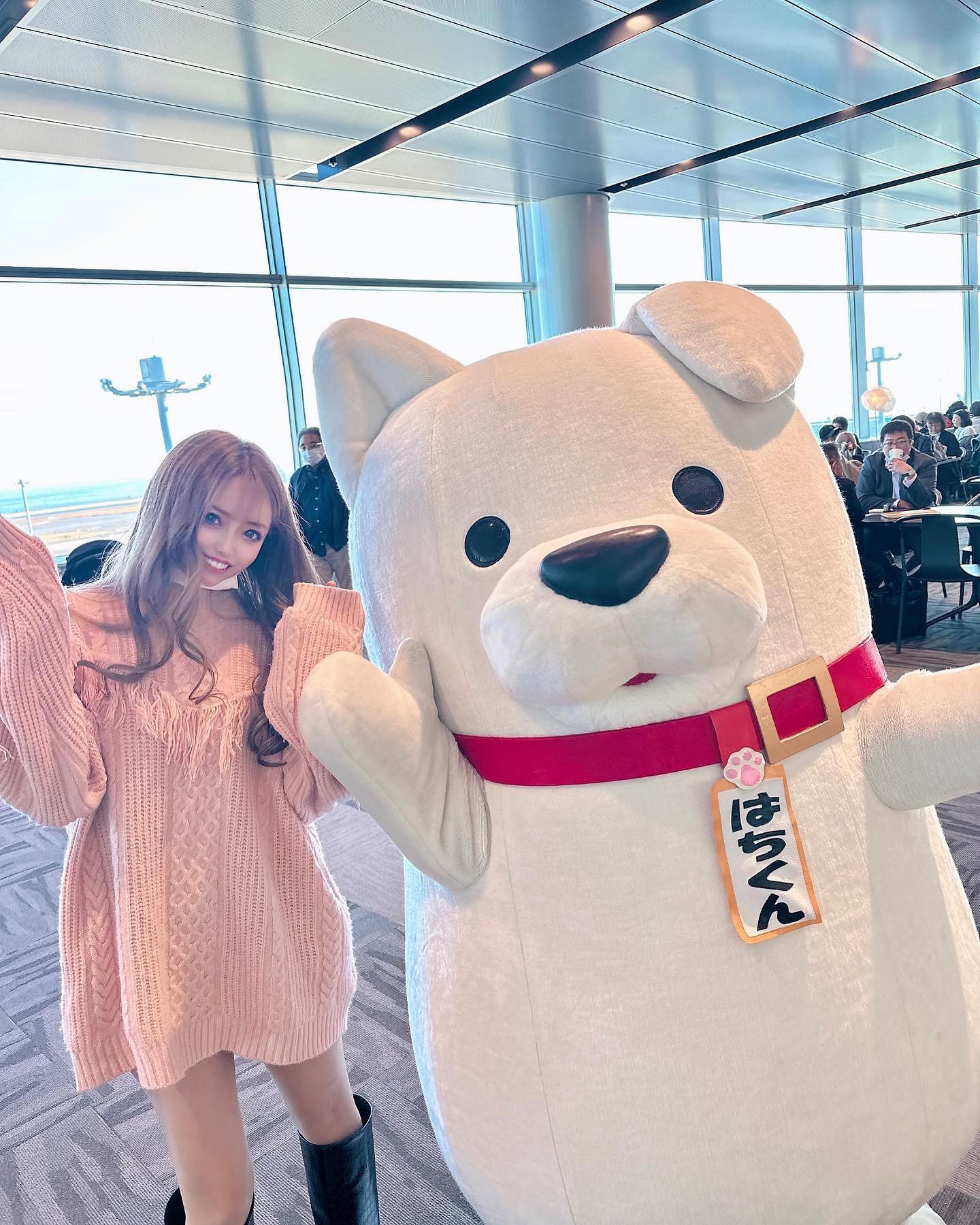 羽田空港にいた『はちくん』 🐶
べろべろで写真撮ってる笑

酔った勢いで突然
昨日から徳島にいます
明日帰るけど！！！笑

はぁお騒がせ🫣
帰ったらちゃんと仕事しなきゃ

#instalike #instagood #liketime #likeforlikes #likeforfollow #新宿#歌舞伎町  #キラキラ#可愛い#水商売#夜職#キャバクラ#キャバ嬢#ホスト#東京#tokyo#いいねした人で気になった人フォロー#フォローミー#空港#airport#旅#旅行#飛行機#羽田空港#徳島#四