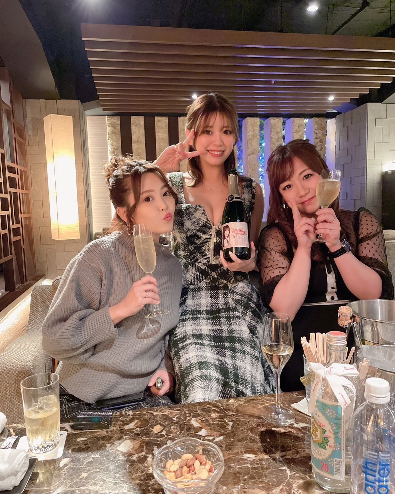 おねちゃんのお誕生日お祝い🥂🤍
あいかさんも一緒にありがとうございました🙈🌈
ご飯行って同伴してとても楽しいひとときだったなぁ☺️💕
.

#エリアG #エリアGグループ #モナクラス #モナクラス札幌 #モナクラス札幌あい
#ニュークラブモナクラス札幌
.
.
#キャバクラ #キャバ #キャバ嬢 #キャバクラ嬢 #すすきのキャバクラ #すすきのキャバ嬢
.
#ニュークラ #ニュークラブ #キャバキャバ #すすきのニュークラ #すすきのニュークラブ
#すすきのニュークラエリアG #すすきのニュークラブエリ