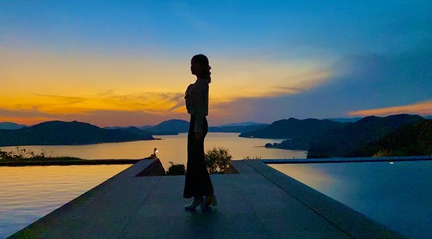 ベラビスタの夕日☀️🌕

時間と共に移りゆく空のいろどりと雲が綺麗で神秘的で…✨

ずっと見てたいけどすぐ沈んじゃう🌅

素敵すぎた😌🎀

ウェディングフォト撮ってる方たちもいらして、なんだか幸せな気分になった🥰❤️💭

お優しいスタッフの方が撮ってくれたお写真大事にする🍀

.

.

.

#広島
#尾道
#ベラビスタ
#ベラビスタスパアンドマリーナ尾道