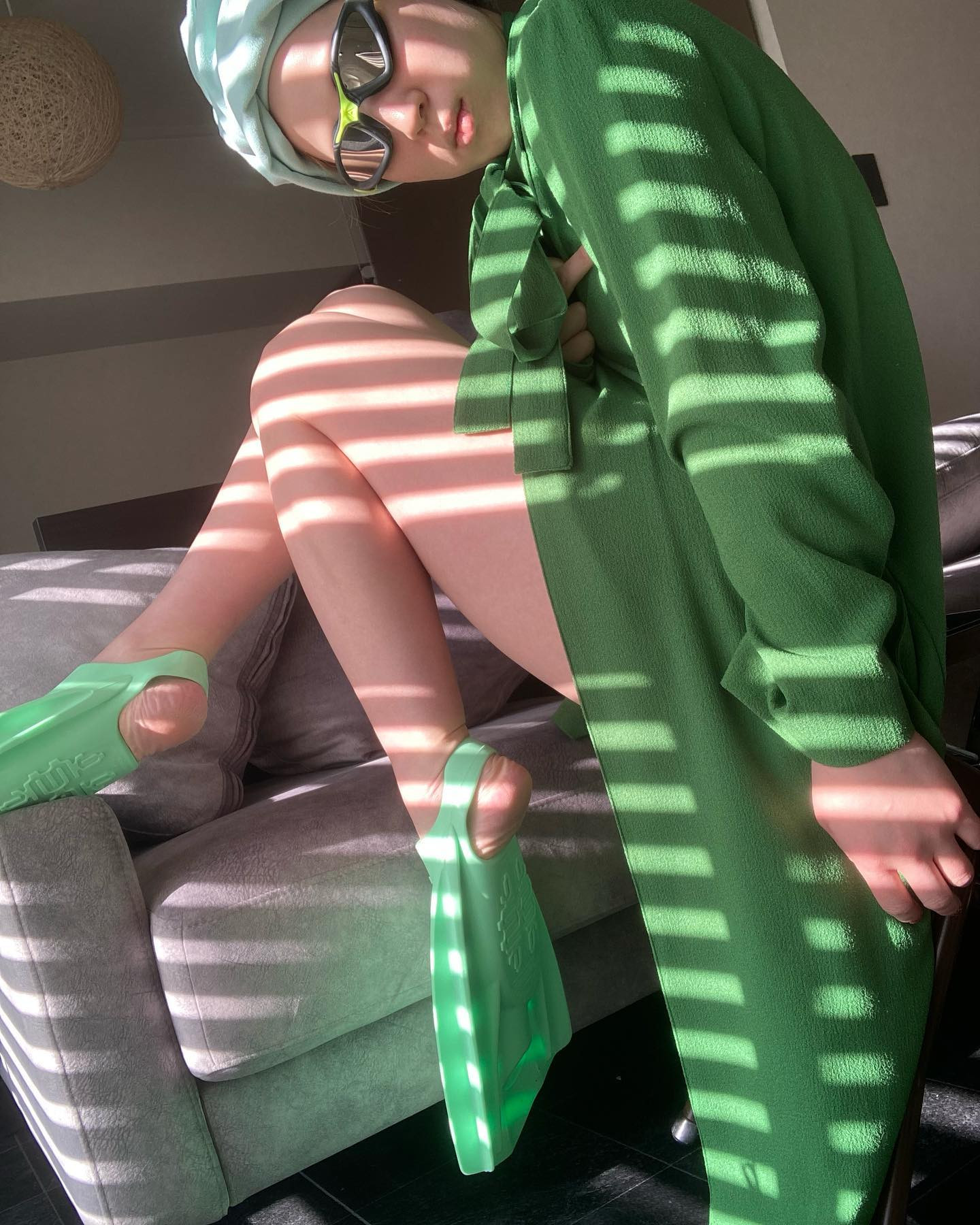 I want to go on vacation.
#被り物シリーズ
#どちらまで
#なんなのこのポーズ 
#足ひれつけて 
#暇つぶしアート