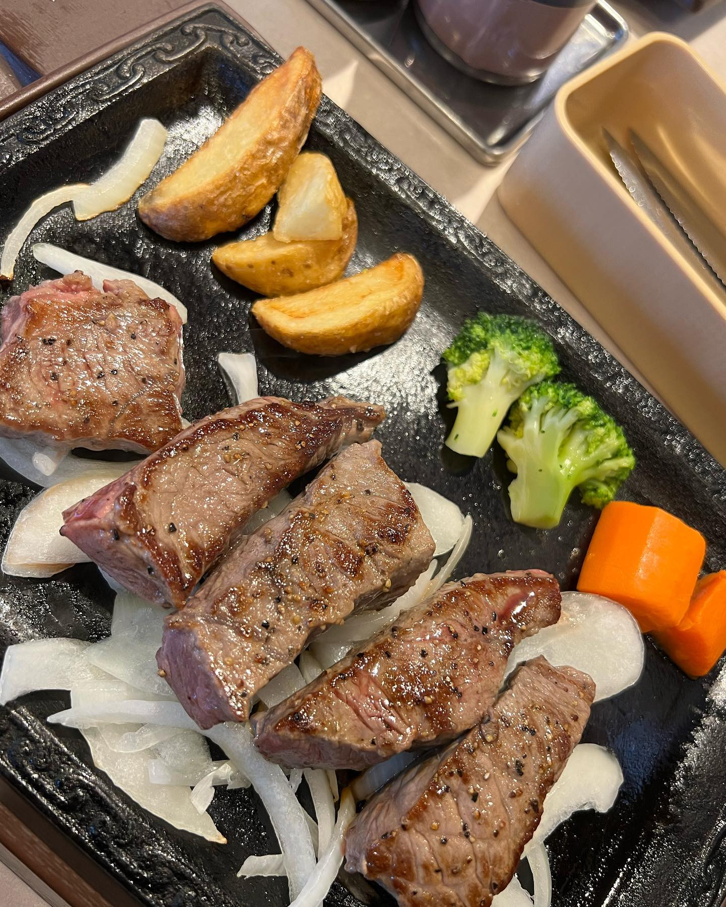 2022年ラストダイブの後は遅めの昼ご飯😊

選択肢があんまり無くて、海沿いのステーキガストに飛び込んだ（笑）

東京の最低時給はやっぱり高めの設定なんだと改めて認識（笑）

行きたかった和むらは本当に縁がない（笑）

#Blue
#Bar
#kabukicho
#歌舞伎町
#shinjuku
#新宿
#旅行
#海
#Diving
#ダイビング
#UnderwaterPhot
#水中写真
#ライセンス取得
#夏
#ハッピー
#ファインダー越しの世界
#divermag
#iPhone
#GOPRO
#Ca